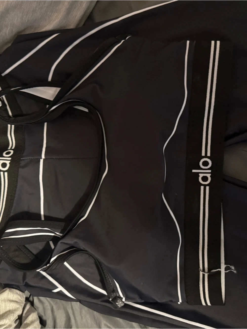 ALO Yoga Black Legging with White Contrast Piping